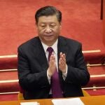 El presidente chino Xi Jinping aplaude durante la sesión de clausura de la Conferencia Consultiva Política del Pueblo Chino