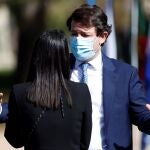 El presidente de Castilla y León, Alfonso Fernández Mañueco conversa con la líder de Ciudadanos, Inés Arrimadas, en el acto en memoria de las víctimas del terrorismo