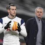 Gareth Bale junto a su entrenador en el Tottenham, José Mourinho.