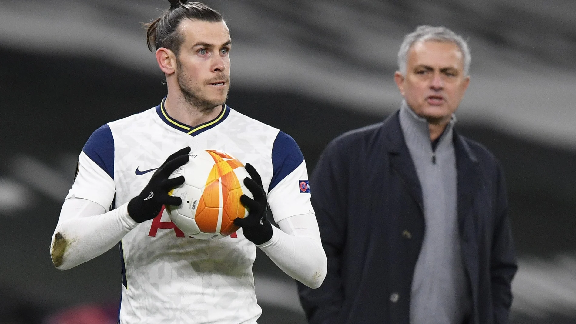 Gareth Bale junto a su entrenador en el Tottenham, José Mourinho.