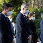El rey Felipe VI, la reina Letizia y el presidente del Gobierno, Pedro Sánchez (i) este jueves en el Palacio Real en el acto de Estado de reconocimiento y memoria a todas las víctimas del terrorismo