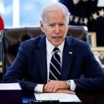 Joe Biden con un reloj durante una comparecencia en el Despacho Oval