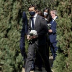 El presidente del PP, Pablo Casado, acompañado del alcalde de Madrid, José Luis Martínez-Almeida (detrás, centro), y de la vicealcaldesa, Begoña Villacís en la ofrenda florar en el Bosque del Recuerdo del Retiro