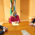 El director de Relaciones Institucionales y Grupos de Interés y Sociales, Fernando Ríos (primero por la derecha), y la alcaldesa De Fuengirola, Ana Mula
