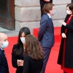 Begoña Villacís conversa con el presidente de la Asamblea de Madrid, Juan Trinidad, mientras el alcalde Almeida charla con Ayuso, a su llegada al acto en recuerdo a las víctimas.