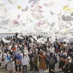 Globos blancos con mensajes para los seres queridos que fallecieron hace diez años en Natori, en la prefectura de Miyagi