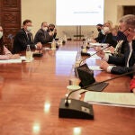 Isaura Navarro, primra por la derecha, durante la reunión de la Mesa Interdepartamental para la Prevención y Actuación ante la COVID-19, en el Palau de la Generalitat, en Valencia, el pasado 11 de marzo de 2021