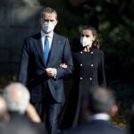 MADRID, 11/03/2021.- El rey Felipe VI y la reina Letizia a su llegada a los jardines del Palacio Real de Madrid, donde presidieron el acto de Estado de reconocimiento y memoria a todas las víctimas del terrorismo en el marco de la conmemoración del Día Europeo de las Víctimas del Terrorismo.EFE/Mariscal