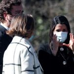 Inés Arrimadas de Ciudadanos (d), Iván Espinosa de los Monteros de Vox (i) y Cuca Gamarra, del PP (c), a su llegada a los jardines del Palacio Real de Madrid
