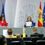 La ministra portavoz y ministra de Hacienda, María Jesús Montero,; y la vicepresidenta tercera y ministra de Asuntos Económicos, Nadia Calviño, comparecen en rueda de prensa posterior al Consejo de Ministros extraordinario celebrado en Moncloa