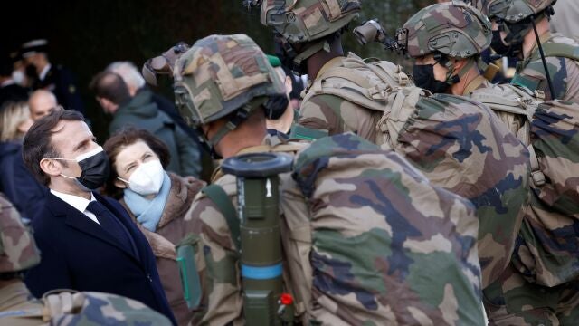 El presidente francés Emmanuel Macron, flanqueado por la ministra de Defensa francesa, Florence Parly, habla con soldados durante una visita a Ferme du Cuin, el centro de entrenamiento del 4o Regimiento de la Legión Extranjera, en Saint-Gauderic