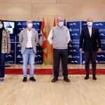 Los procuradores de Ciudadanos en las Cortes de Castilla y León, encabezados por el vicepresidente y portavoz de la Junta, Francisco Igea (c), durante la rueda de prensa en la que han confirmado el voto negativo en la moción de censura