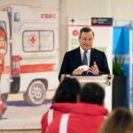 El primer ministro italiano, Mario Draghi, visita el centro de vacunación del aeropuerto de Fiumicino, cerca de Roma