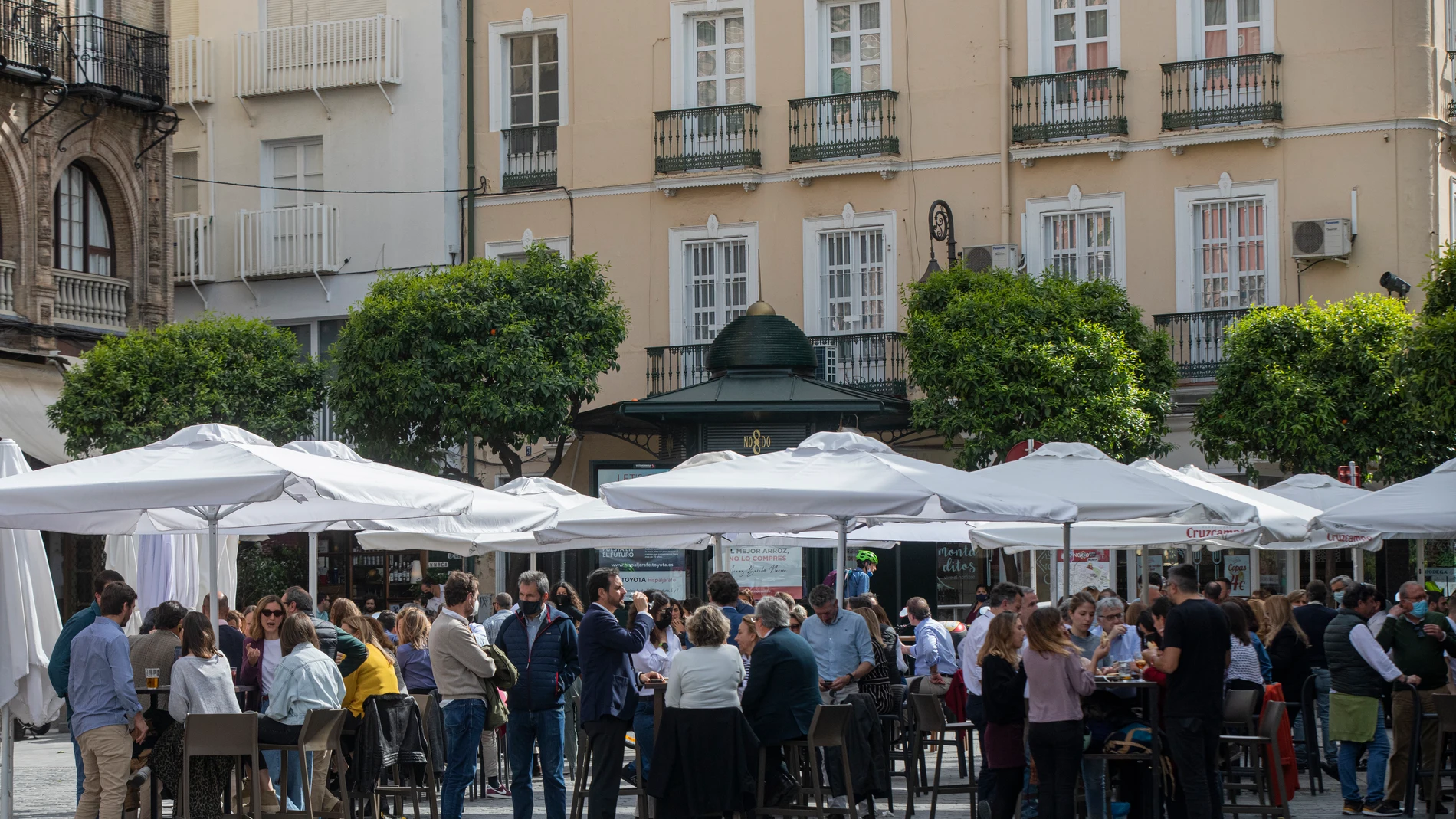 Terrazas de bares llenas en el centro de Sevilla