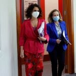 La ministra de Hacienda y portavoz del Gobierno, María Jesús Montero (izquierda), y la vicepresidenta de Asuntos Económicos, Nadia Calviño ,ayer tras el Consejo de Ministros