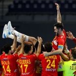 El jugador de la selección española Raúl Entrerríos es homenajeado por sus compañeros tras llegar al récord de 281 partidos con los Hispanos
