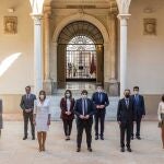 El presidente de Murcia, Fernando López Miras (c), posa en una foto de familia con su equipo de Gobierno, entre los que figuran los nuevos consejeros de Empresa e Industria, Valle Miguelez (2i); de Empleo, Investigación y Universidades, Francisco Álvarez (d), y de Transparencia, Participación y Administración Pública, Antonio sánchez (3i), tras la toma de posesión celebrada este sábado en el Palacio de San Esteban, sede del gobierno de Murcia