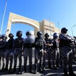 Agentes de la policía montan guardia en el exterior del hospital gubernamental de la ciudad de Al-Salt (Jordania).
