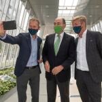 De izquierda a derecha, Herbert Diess, Ignacio Galán y Wayne Griffiths