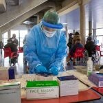 Una sanitaria prepara la dosis para vacunar contra la Covid en el vestíbulo del Palacio de los Deportes de Logroño