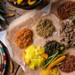 Plato tradicional etíope que consiste en torta de injera con diversas carnes y verduras estofadas.