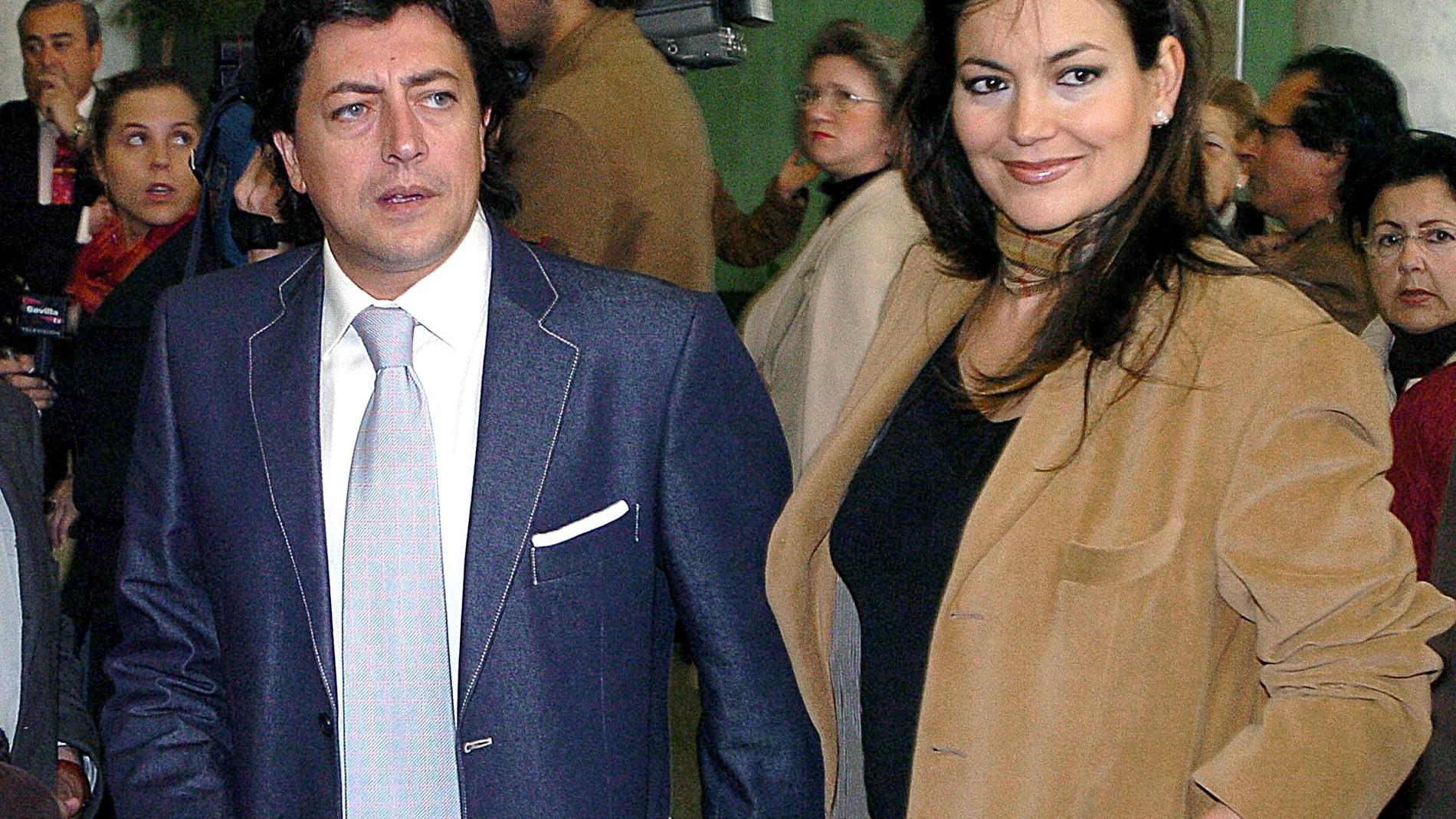 El bailarín Ernesto Neyra y su mujer a su llegada el tanatorio de Sevilla donde se celebró el funeral por el humorista Francisco Gómez Gandía.