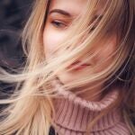 Mujer con larga melena rubia