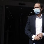 dmundo Bal a la puerta de la sede de ciudadanos