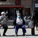 Dos residentes conversan este lunes en la localidad madrileña de Morata de Tajuña.