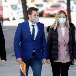 El portavoz de Ciudadanos en el Ayuntamiento de Murcia Mario Gómez (c) a su llegada a la sede del partido donde se celebró la Ejecutiva Nacional