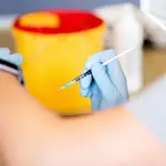 Una mujer recibe una dosis de la vacuna de AstraZeneca en Hannover