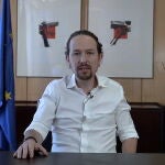 El vicepresidente del Gobierno, Pablo Iglesias desde el despacho institucional anunciando su candidatura a la comunidad de Madrid