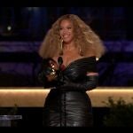 Beyonce, con el Grammy a la Mejor actuación R&B por "Black parade", anoche en Los Ángeles
