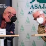 El presidente de Cooperativas Agro-alimentarias de Andalucía, Juan Rafael Leal (i), y el presidente de ASAJA, Ricardo Serra (d)