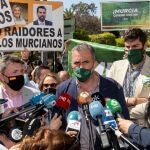 El secretario general nacional de Vox, Javier Ortega Smith (c) acompañado por el coordinador provincial en Murcia José Ángel Antelo (d) y el diputado en el parlamento murciano Pascual Salvadro (i) tras la protesta en caravana de coches este martes