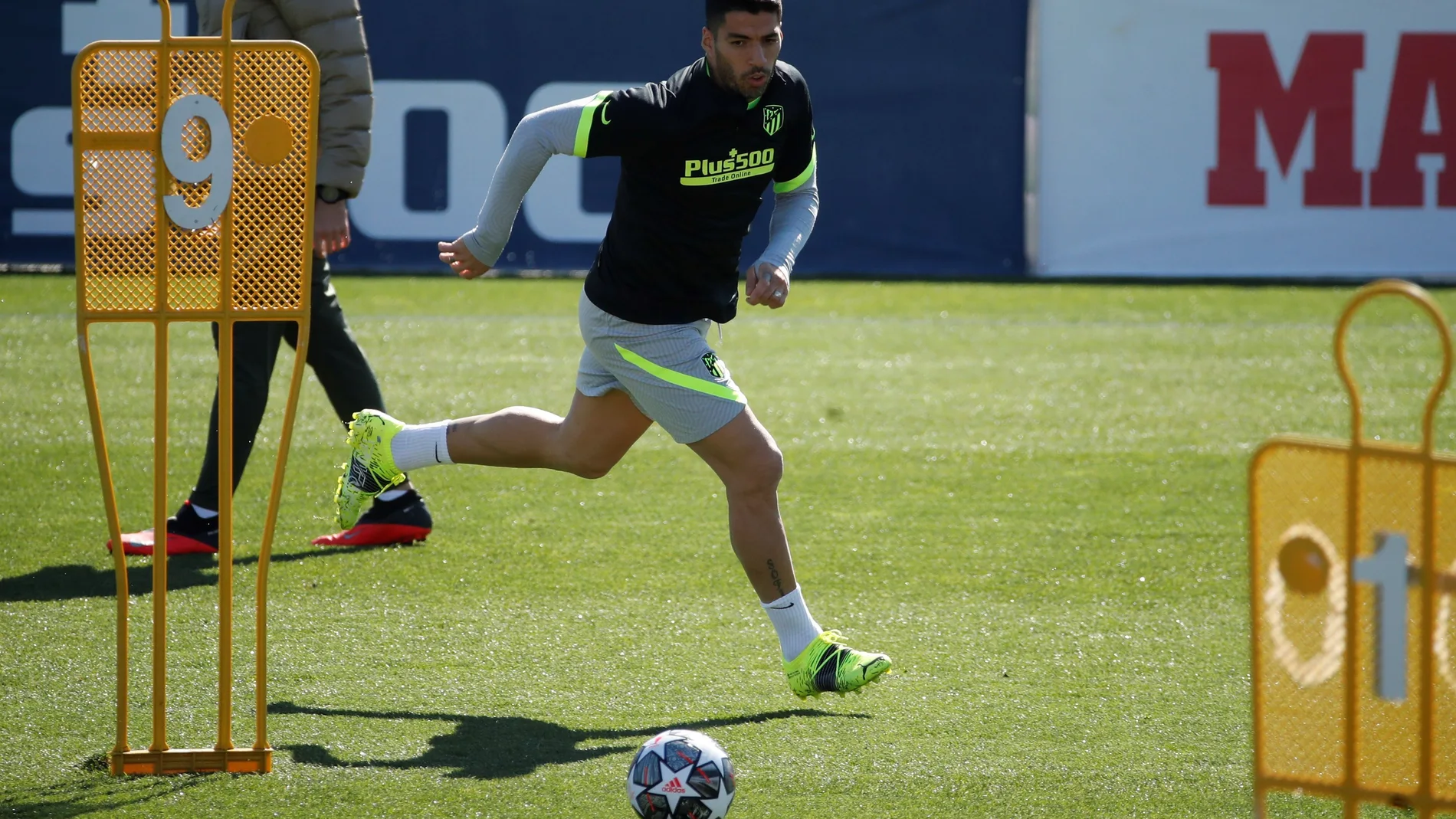 Luis Suárez, en el último entrenamiento del Atlético antes de viajar a Londres