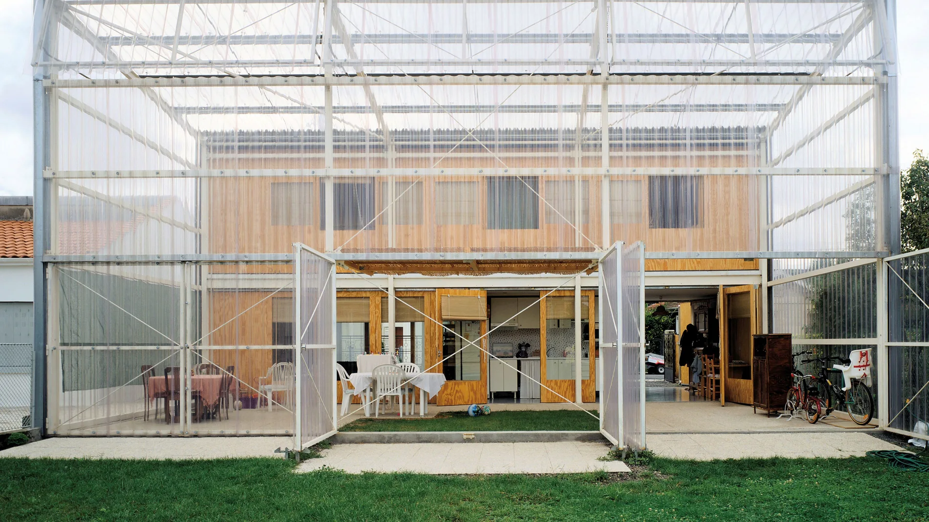 Vista de la Casa Latapie (1993), una de las obras más significativas de Anne Lacaton (1955, Saint-Pardoux, France) y Jean-Philippe Vassal (1954, Casablanca, Marruecos), socios fundadores del estudio Lacaton & Vassal (1987), Premio Pritzker