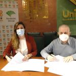 La responsable de Solidaridad Social y Educación de la Fundación Unicaja, Ana Cabrera, y el vicepresidente de la Fundación CESMA-Proyecto Hombre Málaga, Juan Serrano, renuevan su acuerdo