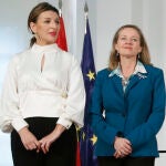 La ministra de Trabajoy futura vicepresidenta tercera, Yolanda Díaz, junto a Nadia Calviño, que pasará a ocupar la vicepresidencia segunda del Gobierno