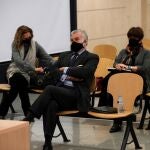 El extesorero del PP Luis Bárcenas (C) sentado en el banquillo de los acusado durante la primera sesión del juicio de los "papeles de Bárcenas" en la Audiencia Nacional en San Fernando de Henares