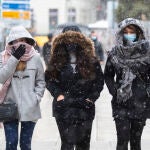 Imagen de tres mujeres en el centro de Madrid