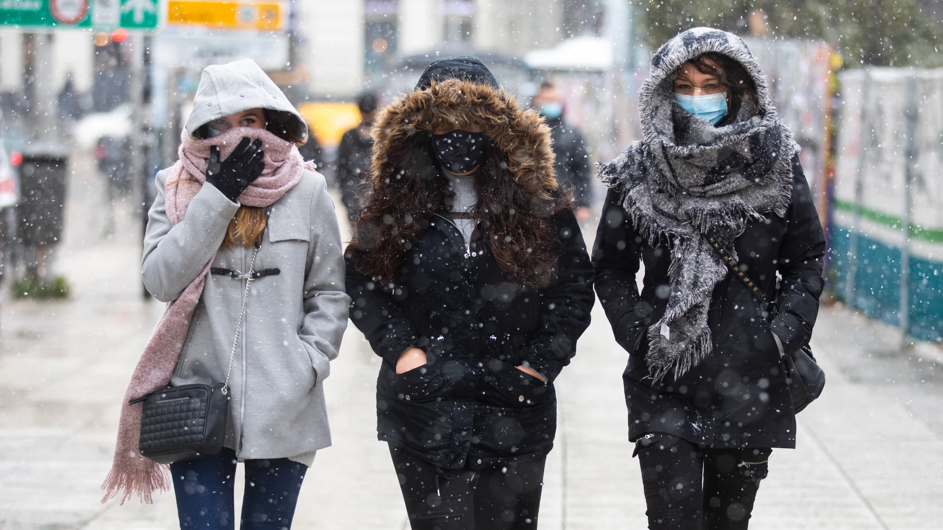 Imagen de tres mujeres en el centro de Madrid