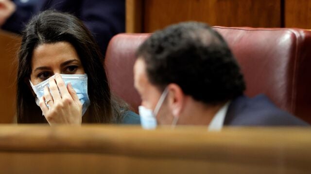 La líder de Ciudadanos, Inés Arrimadas, conversa con su portavoz parlamentario, Edmundo Bal, durante la sesión de control al Gobierno
