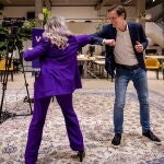 Laurens Dassen, líder de Volt, celebra junto a una compañera el buen resultado del partido europeísta holandés