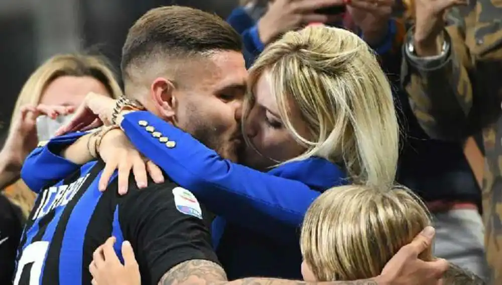 Mauro Icardi y Wanda Nara se besan.