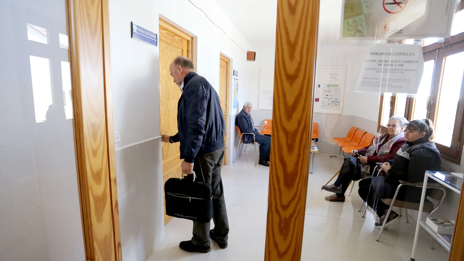 Un médico de atención primaria llega al consultorio
