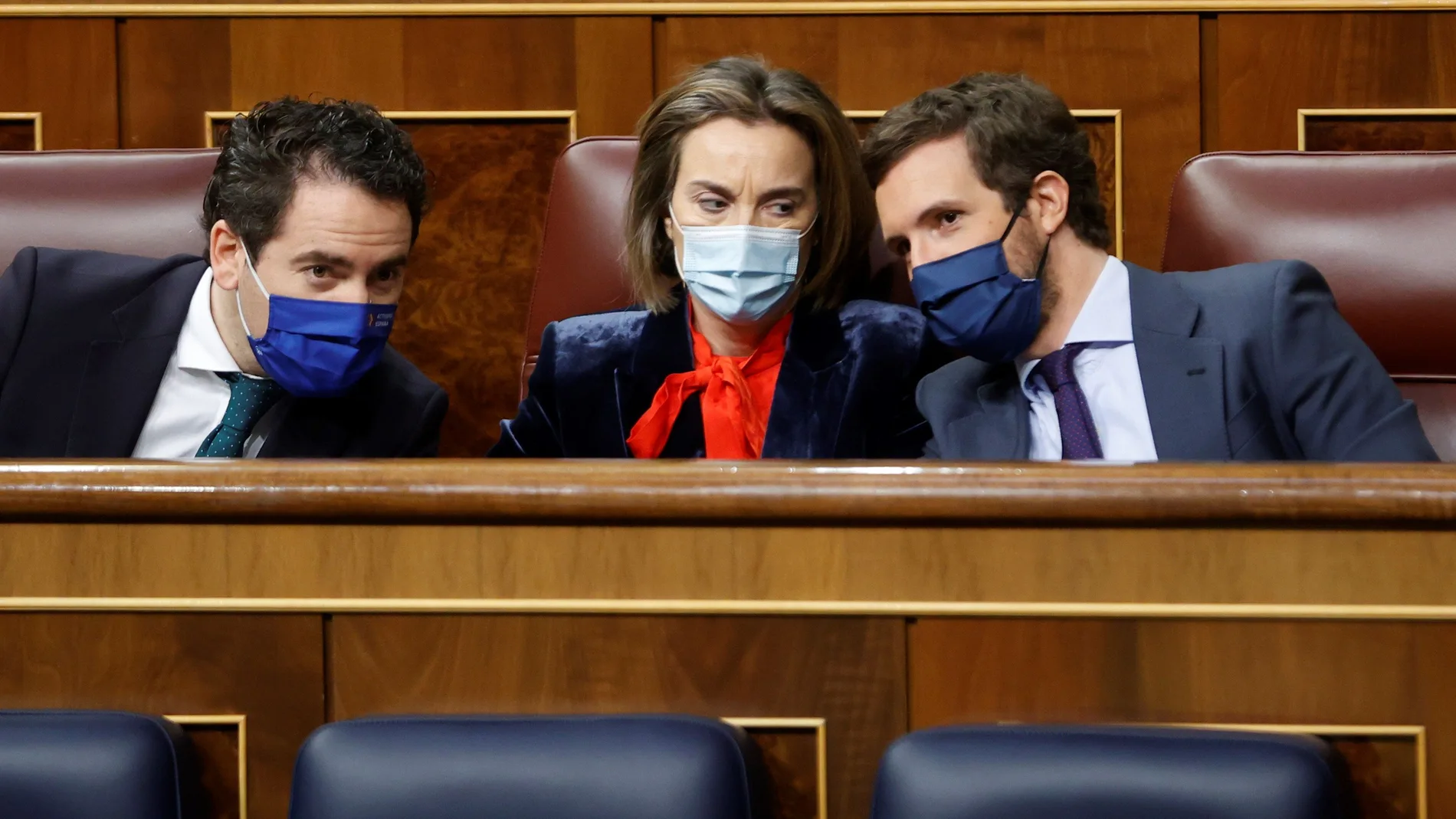GRAF6450. MADRID, 17/03/2021.- El líder del PP, Pablo Casado (d) conversa con su portavoz parlamentaria, Cuca Gamarra (c) y el secretario general del partido, Teodoro García Egea (i) durante la sesión de control al Gobierno, este miércoles, en el Congreso de los Diputados. EFE/Mariscal