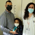 Claudia junto a su padre, Alberto, y la doctora Calzada