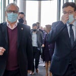 El alcalde de València, Joan Ribó (i), conversa con el presidente de la Generalitat, Ximo Puig, a su llegada al encuentro de alcaldes y alcaldesas de municipios falleros, en el Palacio de Congresos de Valencia