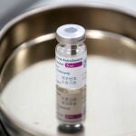 Vial de la vacuna de AstraZeneca contra la covid-19